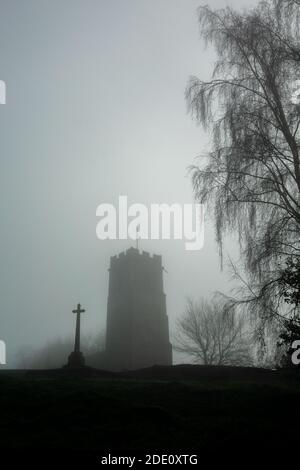 Shotesham villaggio chiesa di campagna nella nebbia Foto Stock