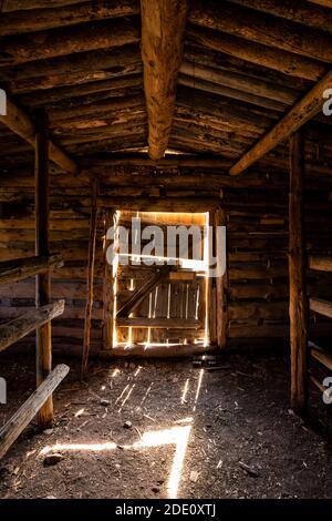 Fienile interno presso lo storico Ewing-Snell Ranch presso la Bighorn Canyon National Recreation Area, vicino Lovell, Wyoming, USA Foto Stock