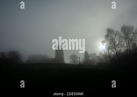 Shotesham villaggio chiesa di campagna nella nebbia Foto Stock