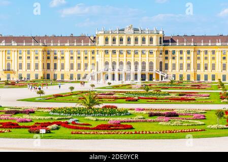 VIENNA, AUSTRIA - 23 LUGLIO 2019: Palazzo Schonbrunn, tedesco: Schloss Schonbrunn, e Gran Parterre - Giardino Francese con bellissimi letti fioriti, Vienna, Austria Foto Stock