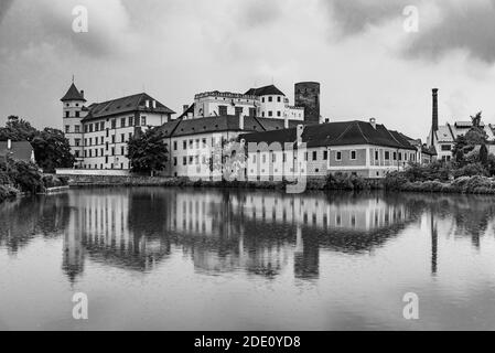 Castello di Jindrichuv Hradec al tramonto. Riflesso nel laghetto di Vajgar, Jindrichuv Hradec, Repubblica Ceca. Immagine in bianco e nero. Foto Stock