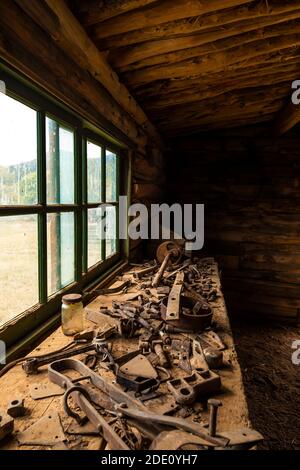 Banco da lavoro nel negozio di fabbro, area di manutenzione, e garage a Caroline Lockhart Historic Ranch Site in Bighorn Canyon National Recreation Area, ne Foto Stock