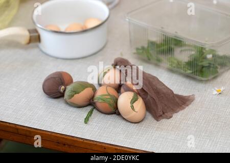 Decorazione tradizionale delle uova di Pasqua con ornamenti floreali. Foto Stock