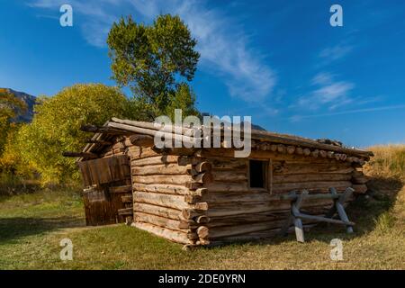 Log Barn presso lo storico Ewing-Snell Ranch presso la Bighorn Canyon National Recreation Area, vicino Lovell, Wyoming, USA Foto Stock