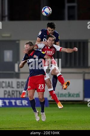 Josh Morris (destra) di Fleetwood Town e la battaglia di Grant Leadbitter di Sunderland per la palla durante la partita Sky Bet League 1 allo Highbury Stadium di Fleetwood. Foto Stock