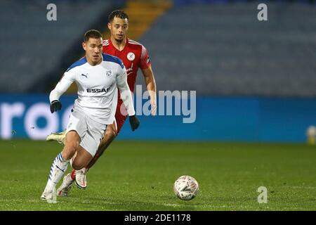 Birkenhead, Regno Unito. 27 Nov 2020. Kieron Morris di Tranmere Rovers(l) si allontana da tre Mitford di Brackley Town. Emirates fa Cup, 2° round match, Tranmere Rovers contro Brackley Town a Prenton Park, Birkenhead, Wirral venerdì 27 novembre 2020. Questa immagine può essere utilizzata solo per scopi editoriali. Solo per uso editoriale, è richiesta una licenza per uso commerciale. Nessun uso in scommesse, giochi o un singolo club/campionato/giocatore publications.pic di Chris Stading/Andrew Orchard sports photography/Alamy Live News Credit: Andrew Orchard sports photography/Alamy Live News Foto Stock