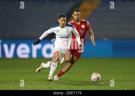 Birkenhead, Regno Unito. 27 Nov 2020. Kieron Morris di Tranmere Rovers(l) si allontana da tre Mitford di Brackley Town. Emirates fa Cup, 2° round match, Tranmere Rovers contro Brackley Town a Prenton Park, Birkenhead, Wirral venerdì 27 novembre 2020. Questa immagine può essere utilizzata solo per scopi editoriali. Solo per uso editoriale, è richiesta una licenza per uso commerciale. Nessun uso in scommesse, giochi o un singolo club/campionato/giocatore publications.pic di Chris Stading/Andrew Orchard sports photography/Alamy Live News Credit: Andrew Orchard sports photography/Alamy Live News Foto Stock