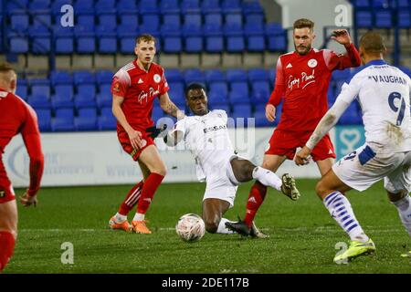 Birkenhead, Regno Unito. 27 Nov 2020. Morgan Ferrier di Tranmere Rovers (c) guarda a sparare. Emirates fa Cup, 2° round match, Tranmere Rovers contro Brackley Town a Prenton Park, Birkenhead, Wirral venerdì 27 novembre 2020. Questa immagine può essere utilizzata solo per scopi editoriali. Solo per uso editoriale, è richiesta una licenza per uso commerciale. Nessun uso in scommesse, giochi o un singolo club/campionato/giocatore publications.pic di Chris Stading/Andrew Orchard sports photography/Alamy Live News Credit: Andrew Orchard sports photography/Alamy Live News Foto Stock