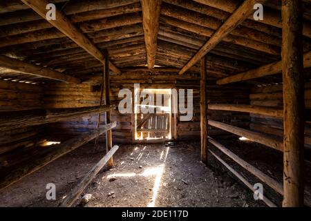 Fienile interno presso lo storico Ewing-Snell Ranch presso la Bighorn Canyon National Recreation Area, vicino Lovell, Wyoming, USA Foto Stock