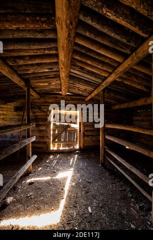 Fienile interno presso lo storico Ewing-Snell Ranch presso la Bighorn Canyon National Recreation Area, vicino Lovell, Wyoming, USA Foto Stock