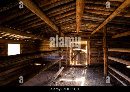 Fienile interno presso lo storico Ewing-Snell Ranch presso la Bighorn Canyon National Recreation Area, vicino Lovell, Wyoming, USA Foto Stock