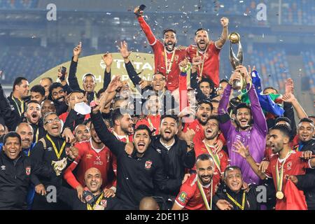 Cairo, Egitto. 27 Nov 2020. I giocatori di al Ahly festeggiano la vittoria della partita di calcio finale della African Champions League contro Zamalek allo stadio internazionale del Cairo. Credit: Sameh Abo Hassan/dpa/Alamy Live News Foto Stock