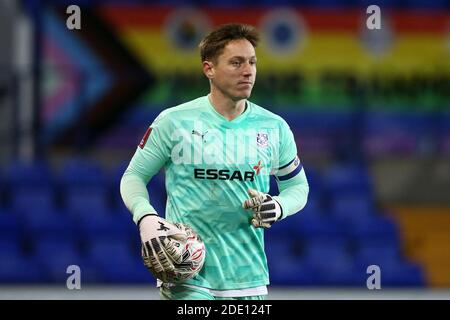 Birkenhead, Regno Unito. 27 Nov 2020. Il portiere Scott Davies di Tranmere Rovers guarda sopra. Emirates fa Cup, 2° round match, Tranmere Rovers contro Brackley Town a Prenton Park, Birkenhead, Wirral venerdì 27 novembre 2020. Questa immagine può essere utilizzata solo per scopi editoriali. Solo per uso editoriale, è richiesta una licenza per uso commerciale. Nessun uso in scommesse, giochi o un singolo club/campionato/giocatore publications.pic di Chris Stading/Andrew Orchard sports photography/Alamy Live News Credit: Andrew Orchard sports photography/Alamy Live News Foto Stock