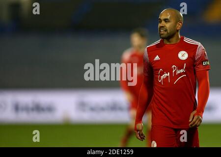 Birkenhead, Regno Unito. 27 Nov 2020. Ashley Chambers di Brackley Town guarda sopra. Emirates fa Cup, 2° round match, Tranmere Rovers contro Brackley Town a Prenton Park, Birkenhead, Wirral venerdì 27 novembre 2020. Questa immagine può essere utilizzata solo per scopi editoriali. Solo per uso editoriale, è richiesta una licenza per uso commerciale. Nessun uso in scommesse, giochi o un singolo club/campionato/giocatore publications.pic di Chris Stading/Andrew Orchard sports photography/Alamy Live News Credit: Andrew Orchard sports photography/Alamy Live News Foto Stock