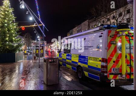 Cork, Irlanda. 27 Nov 2020. Il centro di Cork era tranquillo questa sera a causa di una grande presenza sul Garda dopo i problemi dello scorso fine settimana. Credit: AG News/Alamy Live News Foto Stock