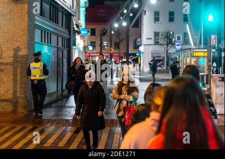 Cork, Irlanda. 27 Nov 2020. Il centro di Cork era tranquillo questa sera a causa di una grande presenza sul Garda dopo i problemi dello scorso fine settimana. Credit: AG News/Alamy Live News Foto Stock