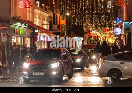 Cork, Irlanda. 27 Nov 2020. Il centro di Cork era tranquillo questa sera a causa di una grande presenza sul Garda dopo i problemi dello scorso fine settimana. Credit: AG News/Alamy Live News Foto Stock