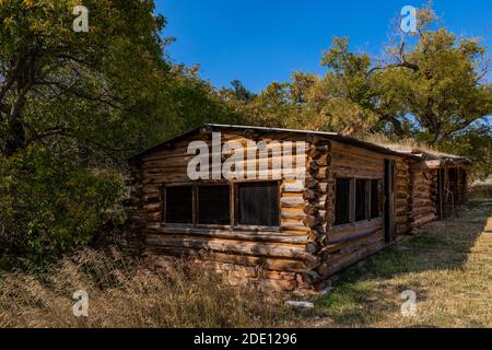 Old Chicken Coop e il bestiame edificio e una volta casa al Caroline Lockhart Historic Ranch Site nella Bighorn Canyon National Recreation Area, vicino a lo Foto Stock
