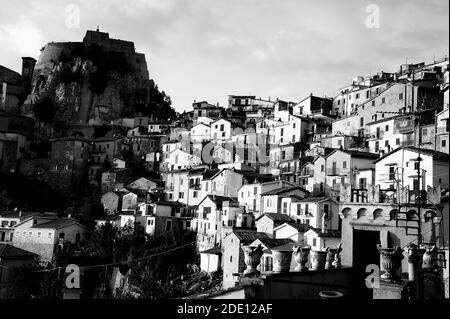 le case si affacciano sulla valle del cervara Foto Stock