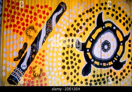 Il murale aborigeno decora una recinzione in ferro corrugato a Coober Pedy, Outback South Australia. I membri della comunità aborigena di Umoona, un tempo nomadi, si sono insediati nel distretto. Foto Stock