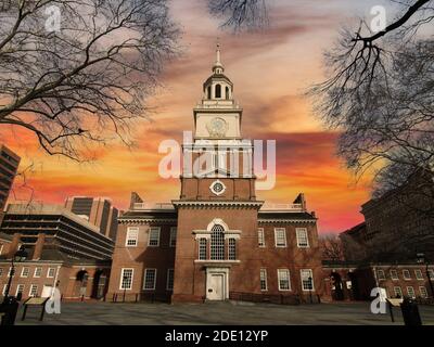 Vista dello storico Independence Hall National Park di Philadelphia con il cielo al tramonto. Foto Stock