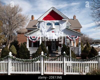 Un Babbo Natale decora una casa in Snowflake, Arizona. Foto Stock