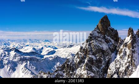 Vista delle Alpi tra Italia e Francia dalla cima del Monte Bianco, la montagna più alta d'Europa Foto Stock