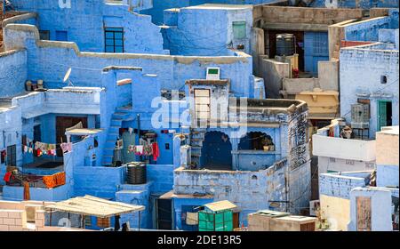 Vista delle case blu nella città vecchia di Jodhpur, la città blu dell'India, una famosa destinazione turistica nel Rajasthan e un sito patrimonio dell'umanità dell'UNESCO Foto Stock