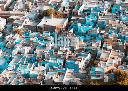 Vista aerea della città vecchia di Jodhpur, la città blu dell'India, una famosa destinazione turistica nel Rajasthan e un sito patrimonio dell'umanità dell'UNESCO Foto Stock