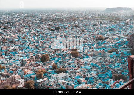 Vista della città vecchia di Jodhpur, la città blu dell'India, dal forte Mehrangarh, una famosa destinazione turistica nel Rajasthan e un UNESCO patrimonio mondiale si Foto Stock