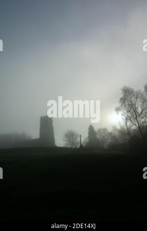 Shotesham villaggio chiesa di campagna nella nebbia Foto Stock