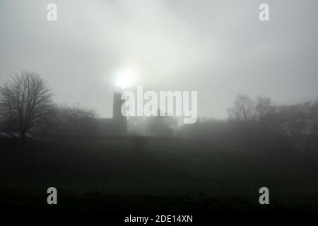 Shotesham villaggio chiesa di campagna nella nebbia Foto Stock