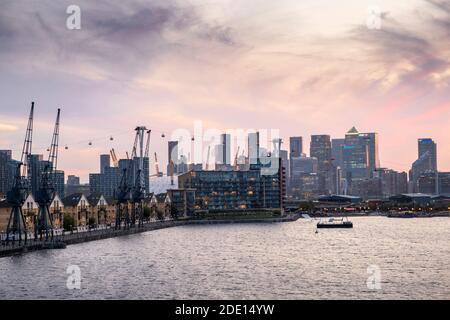 Skyline di Londra con il quartiere finanziario di Canary Wharf, l'O2 Center Millennium Dome, la funivia Emirates e Victoria Dock, Londra Foto Stock