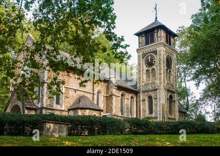 La chiesa medievale e cimitero di Old St. Pancras, Kings Cross, Londra, Inghilterra, Regno Unito, Europa Foto Stock