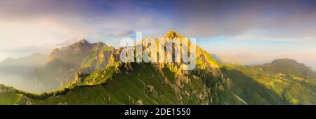 Panoramica del Rifugio Rosalba e del gruppo delle Grigne al tramonto, vista aerea, Lago di Como, provincia di Lecco, Lombardia, Italia, Europa Foto Stock