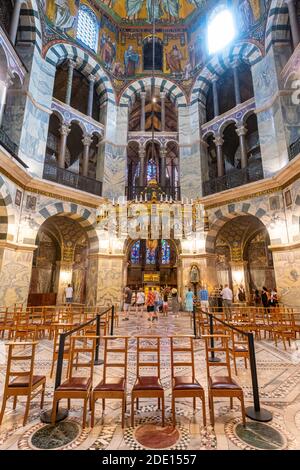 Interni splendidi, Cattedrale di Aquisgrana, Patrimonio dell'Umanità dell'UNESCO, Aquisgrana, Nord Reno-Westfalia, Germania, Europa Foto Stock