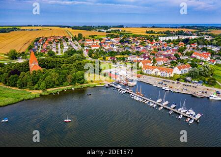 Aereo di Kirchdorf, villaggio della Chiesa con il suo porto sull'isola di Poel, Mar Baltico, Germania, Europa Foto Stock