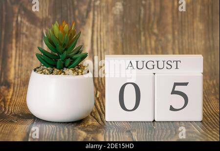 Vaso di fiori e calendario per la stagione calda dal 05 agosto. Ora legale. Foto Stock