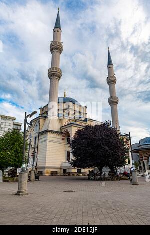 Moschea centrale nella parte albanese della città separata di Mitrovica, Kosovo, Europa Foto Stock