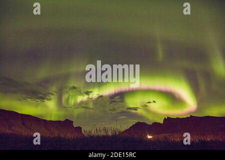L'aurora boreale, vista nel cielo notturno sopra Vik, sulla costa meridionale dell'Islanda, regioni polari Foto Stock
