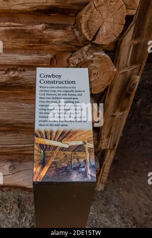 Segno interpretativo presso la polpetta e il fienile di pollo presso il sito storico di Caroline Lockhart nel Bighorn Canyon National Recreation Area, vicino Lovell, Wyoming, Foto Stock