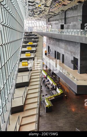 All'interno della moderna sala concerti Harpa, accanto al vecchio porto di Reykjavik, Islanda sud-occidentale, regioni polari Foto Stock