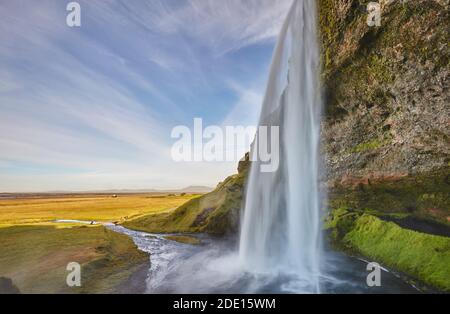 Una spettacolare cascata a strapiombo, le cascate Seljalandsfoss, vicino a Vik, vicino alla costa meridionale dell'Islanda, regioni polari Foto Stock