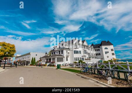 Vista sulla strada degli splendidi edifici sull'isola di Mackinac, Michigan, Stati Uniti d'America, Nord America Foto Stock