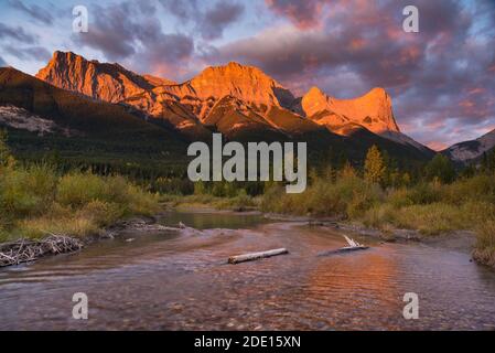 Alba e Alpenglow sul Monte Lawrence grassi e ha Ling Peak in autunno, Canmore, Alberta, Canadian Rockies, Canada, Nord America Foto Stock