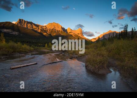 Alba e Alpenglow sul Monte Lawrence grassi e ha Ling Peak in autunno, Canmore, Alberta, Canadian Rockies, Canada, Nord America Foto Stock