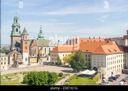 Vista elevata del Castello di Wawel, patrimonio dell'umanità dell'UNESCO, Cracovia, Polonia, Europa Foto Stock