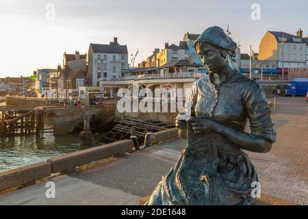 Vista della statua e del porto di Gansey Girl al tramonto, Bridlington, East Yorkshire, Inghilterra, Regno Unito, Europa Foto Stock