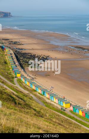 Vista delle colorate capanne sulla spiaggia di West Cliff Beach, Whitby, North Yorkshire, Inghilterra, Regno Unito, Europa Foto Stock