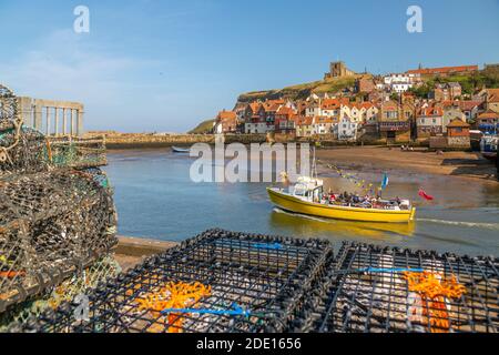 Vista della chiesa di St. Mary e ristoranti, case e barche sul fiume Esk, Whitby, Yorkshire, Inghilterra, Regno Unito, Europa Foto Stock